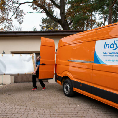 Chargement des meubles dans le camion