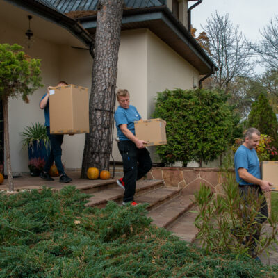 Chargement des cartons dans le camion